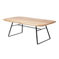 Moderne eettafel van hout met metalen poten