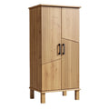 Moderne houten kast met groeven en zwarte handgrepen