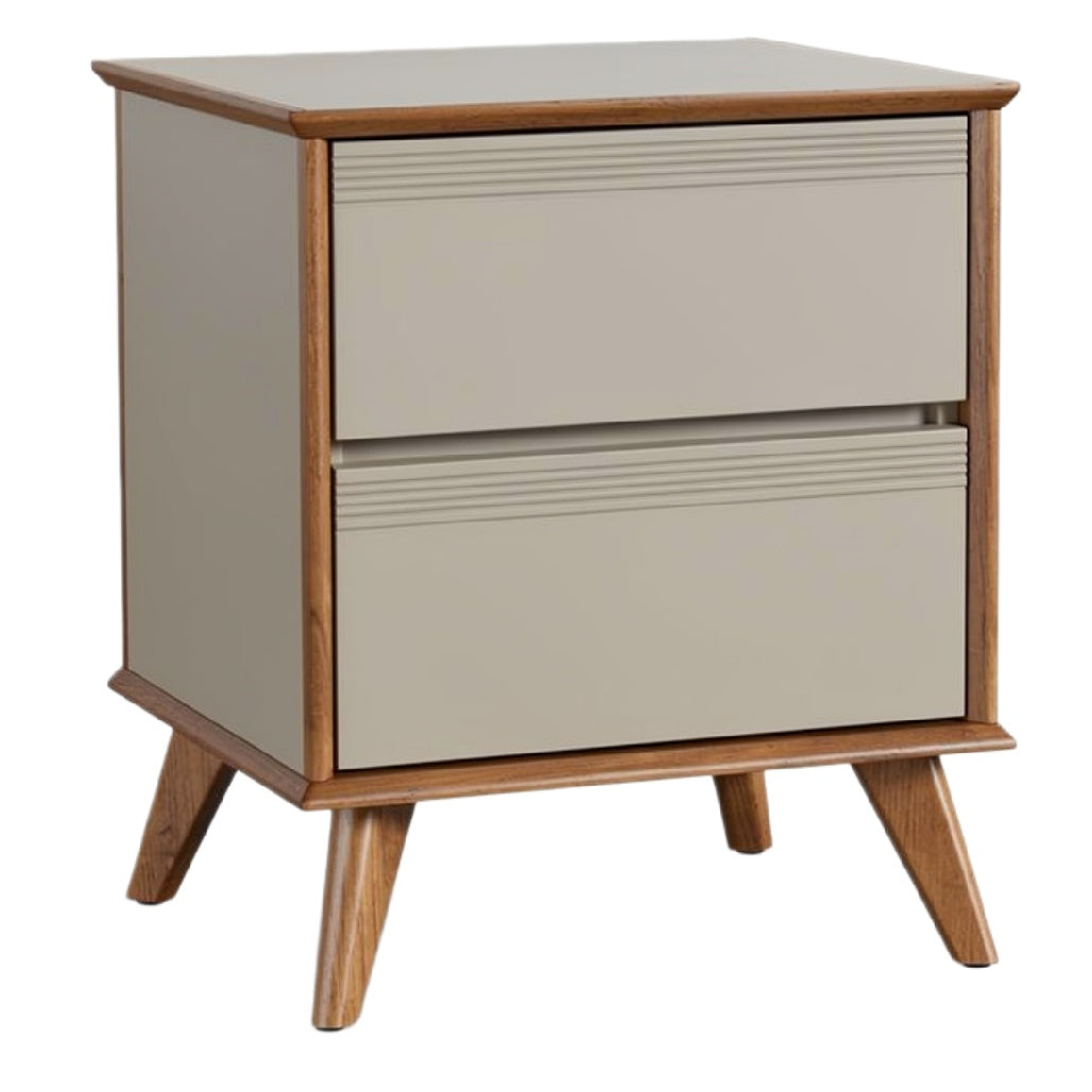 Moderne nachttafel met beige lades en houten poten