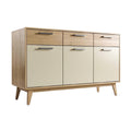Moderne houten kast met beige deuren en metalen handgrepen