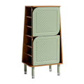 Moderne kast met groene deuren en houten accenten